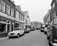 62055 Gezicht in het Lauwerecht te Utrecht, uit het zuiden, met links de panden van houthandel R.J. Koker (Lauwerecht 10-14).